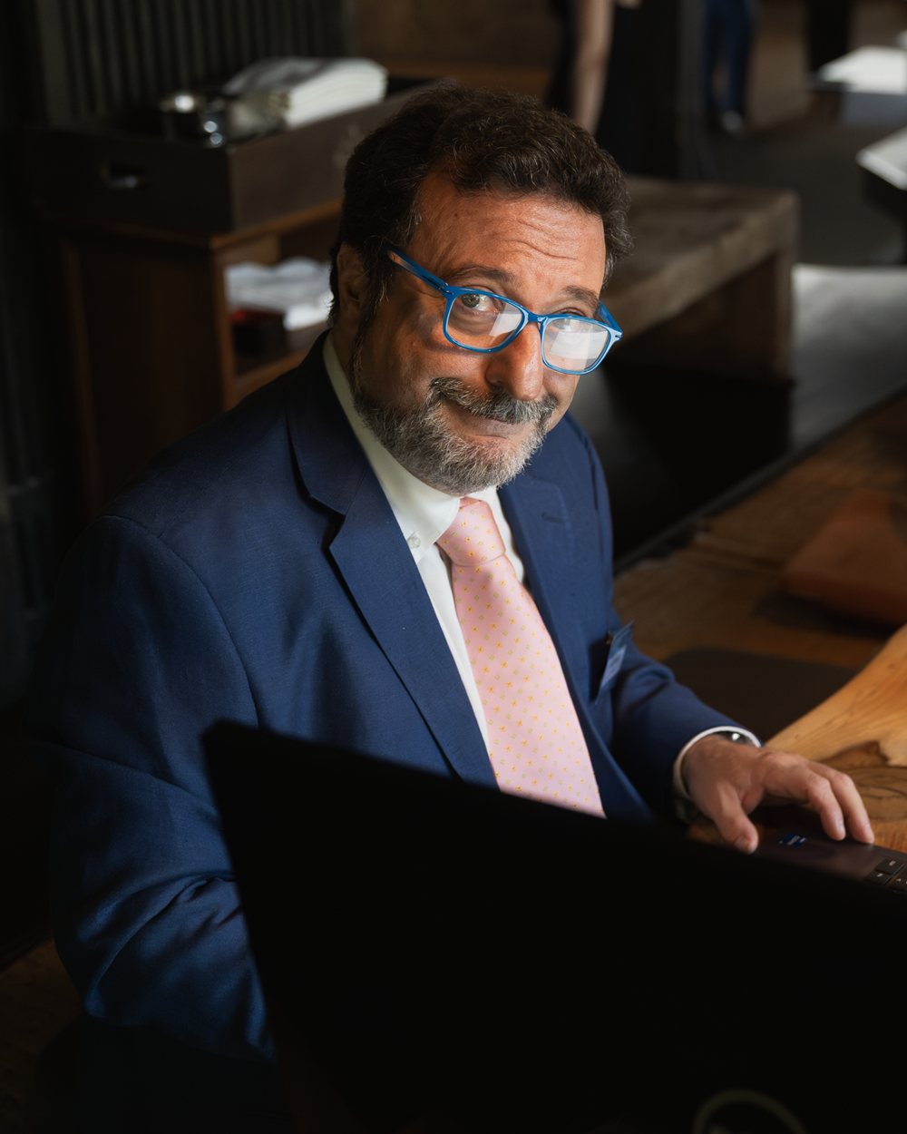 Paolo Gentili al lavoro, con gli occhiali blu